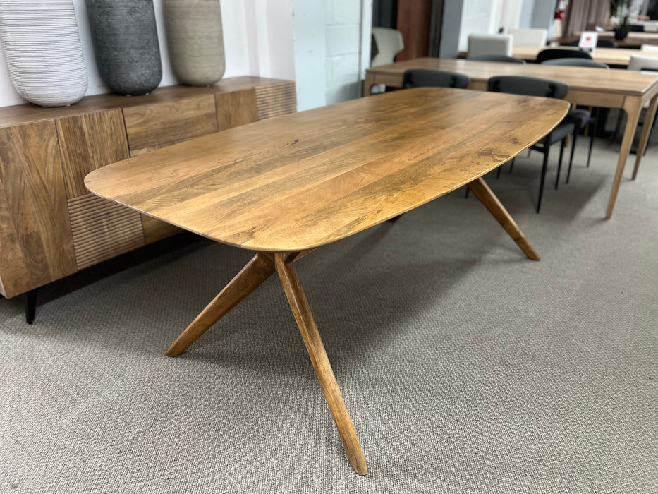 Arcadia Dining Table w/4 Chairs