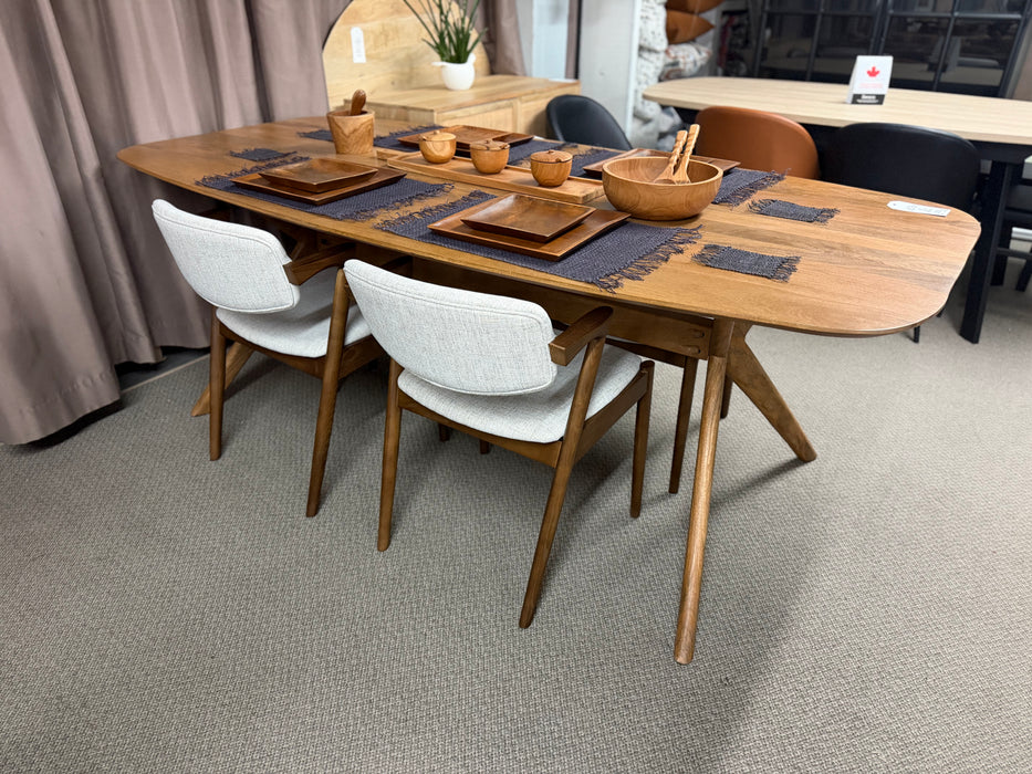 Arcadia Dining Table w/4 Brera Chairs