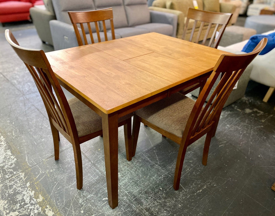 Delfini Dining Table/ 4 Chairs in Fruitwood Finish